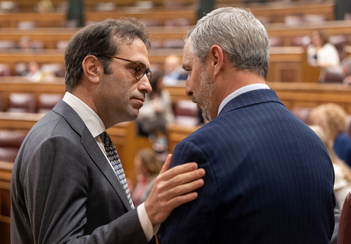 El ministro de Economía, Carlos Cuerpo, charla en el Congreso con el diputado del PP, Juan Bravo.