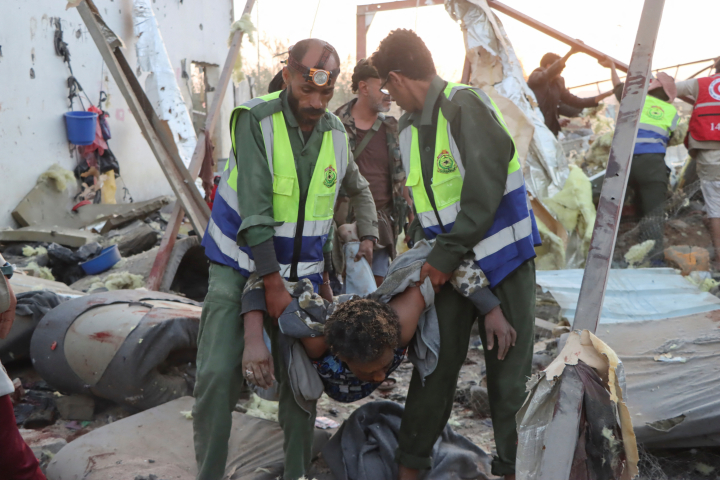 Personal de emergencias y voluntarios retiran cadáveres y heridos de entre los escombros del centro de detención de migrantes que fue bombardeado por EEUU, en Saada (Yemen).