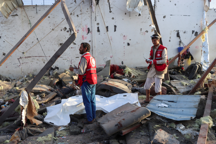 Personal de la Media Luna Roja, en shock, tras acceder a las ruinas del centro de detención de migrantes objeto de un bombardeo de EEUU, en Saada (Yemen).
