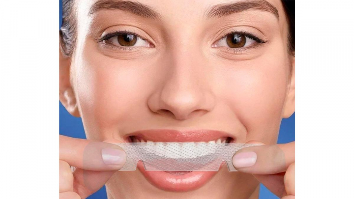 tiras blanqueadoras sobre fondo blanco