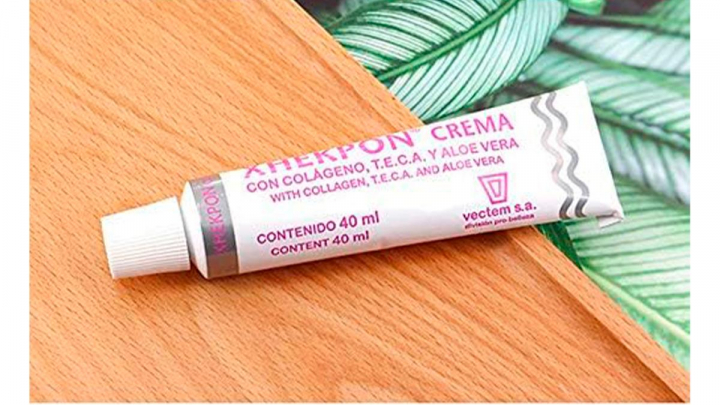 Crema antiarrugas sobre fondo blanco