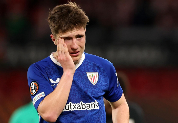 Mikel Jaureguizar llora tras caer en Old Trafford ante el Manchester