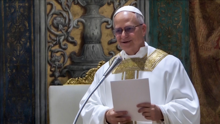 El papa León XIV, durante un instante de su primera misa en la Capilla Sixtina.