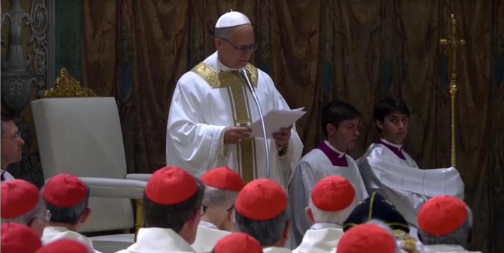 El recién nombrado pontífice, León XIV, se dirige a los cardenales que le eligieron, en su primer oficio en la Capilla Sixtina (El Vaticano).