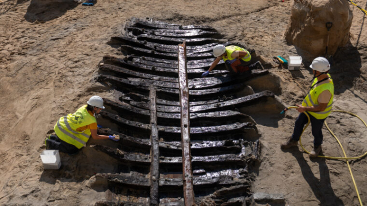 Vista del fragmento del barco de entre los siglos XV y XVI hallado en unas obras en la zona del antiguo Mercat del Peix, en la Ciutadella de Barcelona.
