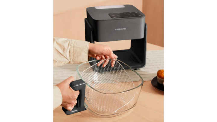 La freidora sobre fondo blanco