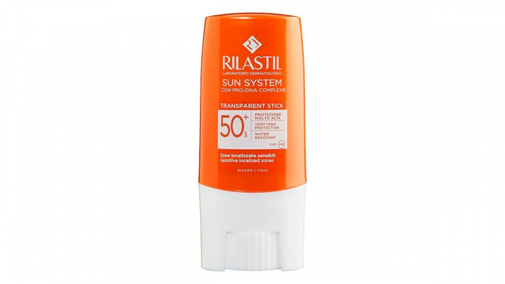 protector solar en stick sobre fondo blanco