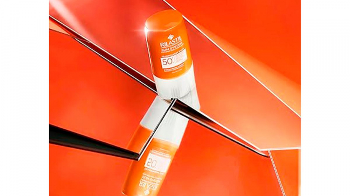 protector solar en stick sobre fondo blanco