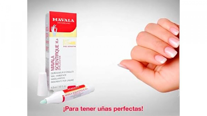 Endurecedor de uñas sobre fondo blanco