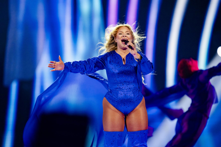 La representante de Dinamarca, Sissal, durante su actuación de la segunda semifinal de Eurovisión.