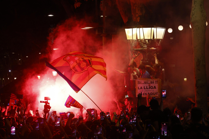 Los aficionados del Barça celebran en la fuente de Canaletas el título de Liga