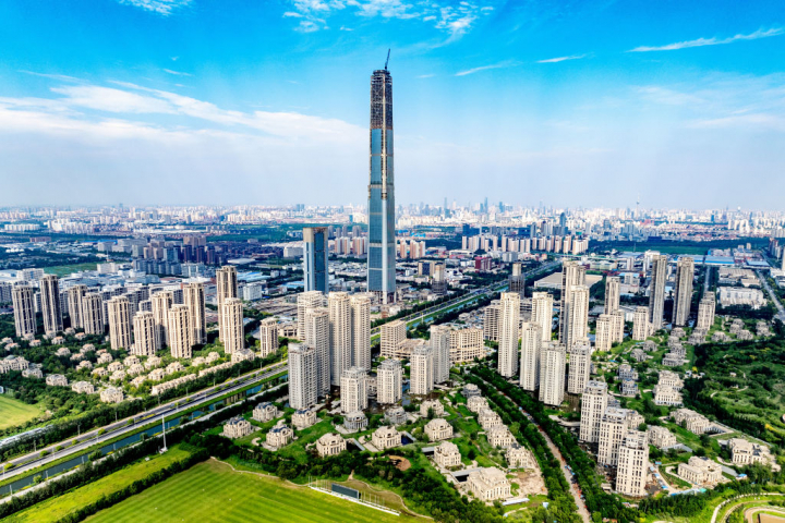 Vista general del 'skyline' de Tianjin, con el rascacielos inacabado Goldin Finance 117.
