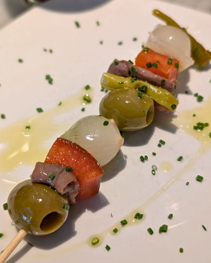 La gildilla es un nuevo aperitivo que combina la gilda y la banderilla