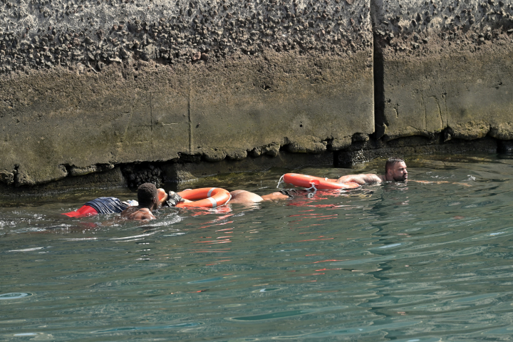 Al menos cuatro mujeres y tres niñas de entre 4 y 16 años han muerto y un bebé ha desaparecido al volcar un cayuco con unos 160 ocupantes en el puerto de La Restinga (El Hierro), cuando sus ocupantes se disponían a desembarcar, según informan la Delegación del Gobierno y el 112. La cifra de muertos, por el momento sigue siendo provisional, porque se sigue revisando la embarcación y la zona del naufragio por si hubiera alguna víctima más, ha dicho en el muelle el presidente de Canarias, Fernando Clavijo, que se encontraba este jueves en El Hierro y ha acudido al puerto nada más conocer la tragedia.