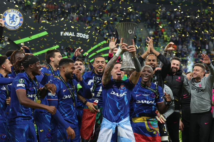 El Chelsea levanta el trofeo de campeón de la Conference League 2024-2025