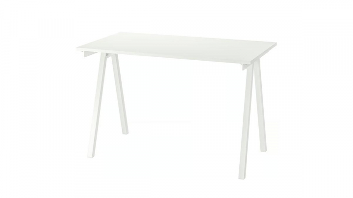 Escritorio sobre fondo blanco.