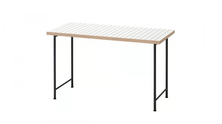 Escritorio sobre fondo blanco.