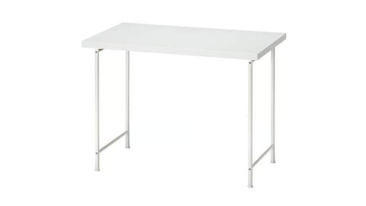 Escritorio sobre fondo blanco.