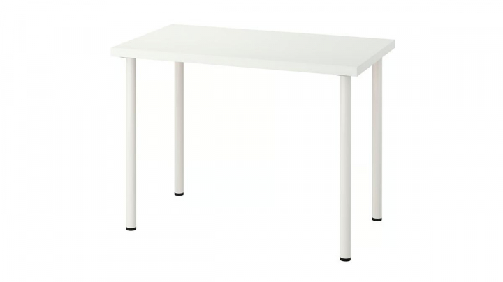 Escritorio sobre fondo blanco.