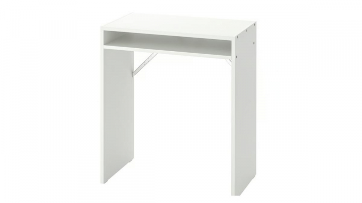 Escritorio sobre fondo blanco.