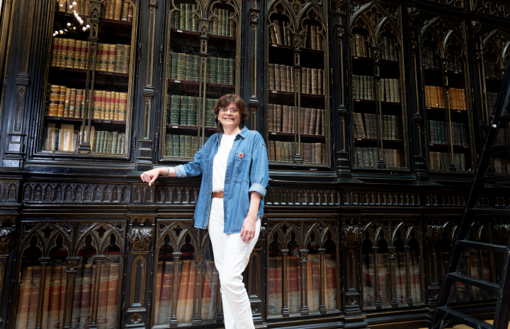 Carme da Silva recibe a 'El HuffPost' entre los estantes de la histórica biblioteca del Senado.