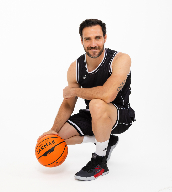 Saúl Craviotto listo para jugar al baloncesto.