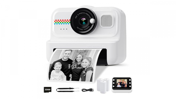 Cámara sobre fondo blanco.