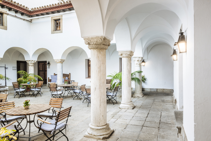 Uno de los patios del Parador de Mérida.