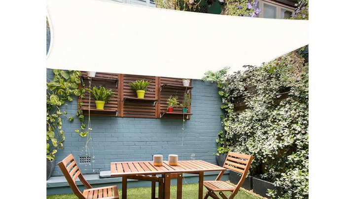 Toldo vela sobre fondo blanco.