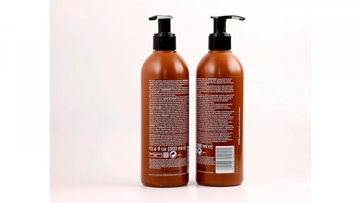 Loción autobronceadora sobre fondo blanco.