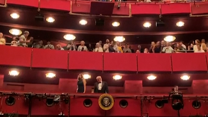Donald Trump, junto a la primera dama, Melania; en el palco del Kennedy Center, para presenciar el musical de 'Los miserables'.