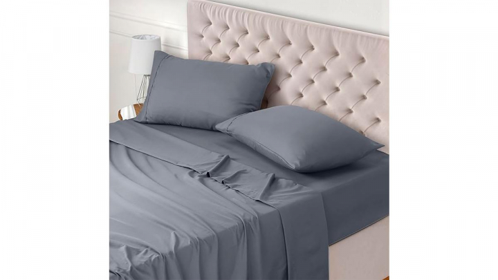 Sábanas de cama sobre fondo blanco.