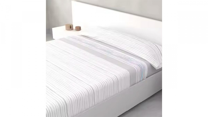 Sábanas de cama sobre fondo blanco.