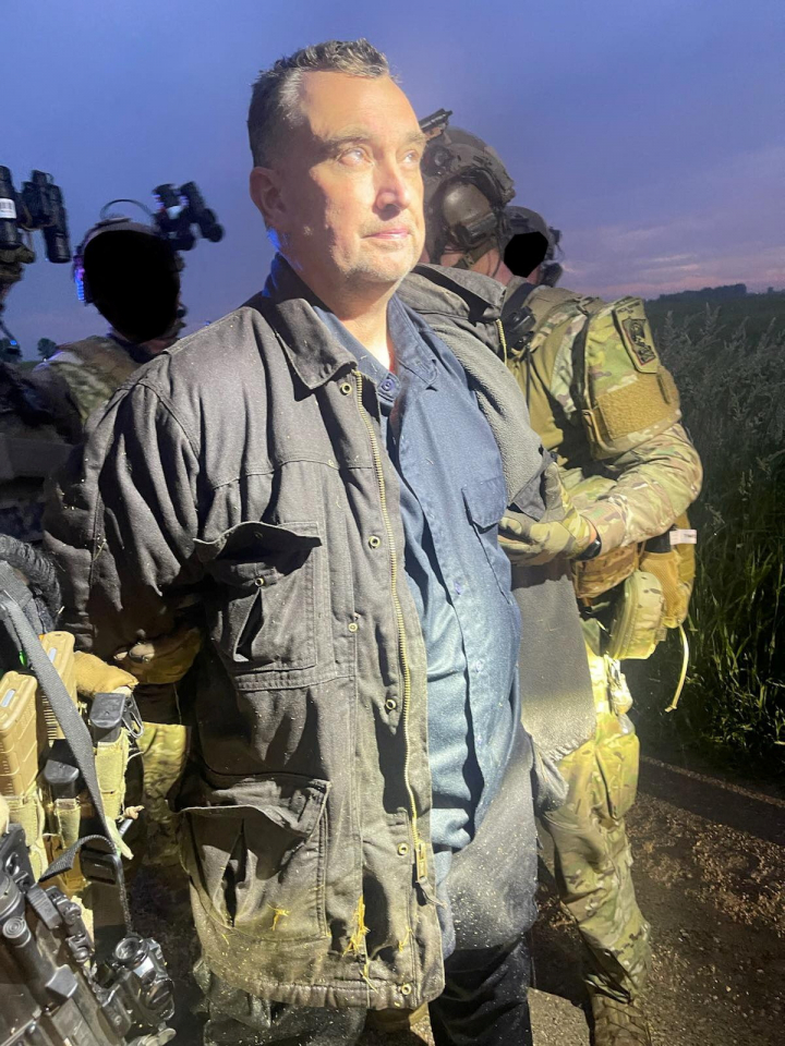 Vance Boelter, custodiado por la policía después de su detención.