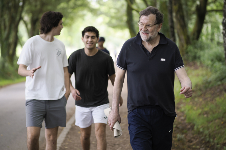 El expresidente del Gobierno Mariano Rajoy (d) realiza una etapa del Camino de Santiago entre Portomarín y Palas de Rei, Lugo.