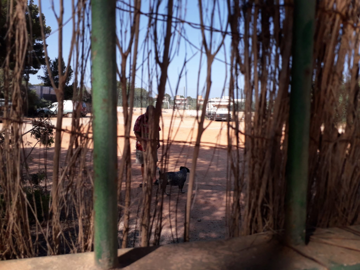 Manuel y su perra 'Manchita', en el aparcamiento en el que residen en una caravana por la imposibilidad de pagar un alquiler.