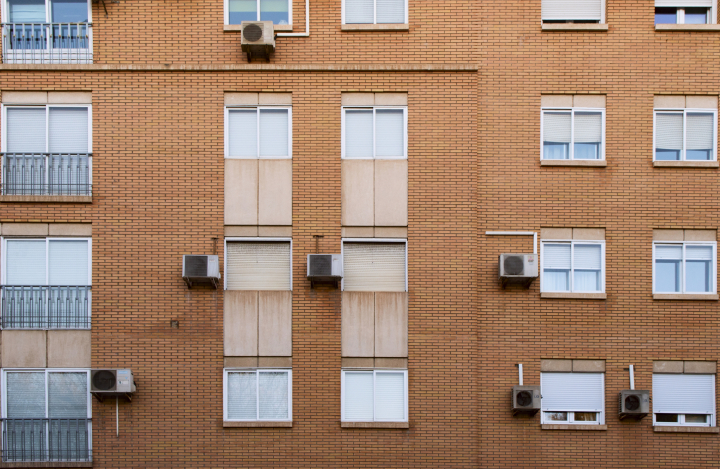 Una fachada, con varios aparatos de aire acondicionado