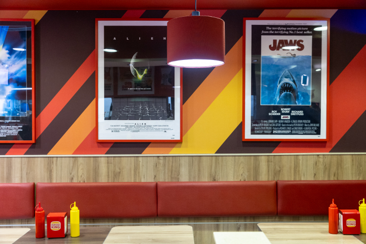 El restaurante de Burger King de la plaza de los Cubos se ha customizado con motivo del 50 aniversario de su llegada a España.