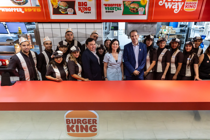 Isabel Díaz Ayuso posa con los empleados de Burger King.