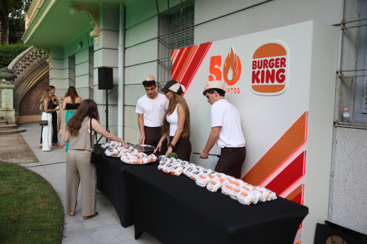 alt="alt="Los invitados a la fiesta también celebraron el 50º aniversario de Burger King degustando sus hamburguesas.""