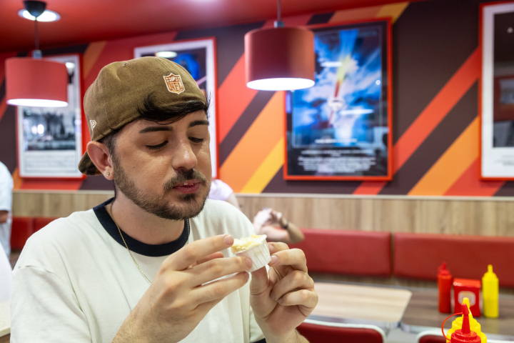 Uno de los invitados saboreando algunos de los aperitivos servidos por la fiesta del 50 aniversario de Burger King