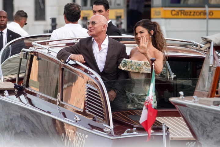 Lauren Sánchez y Jeff Bezos, fotografiados este jueves en Venecia.