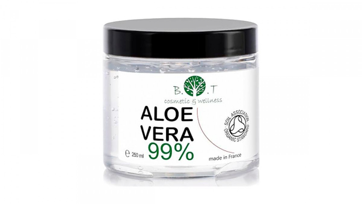 Gel de aloe vera sobre fondo blanco.