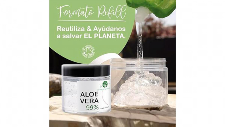 Gel de aloe vera sobre fondo blanco.