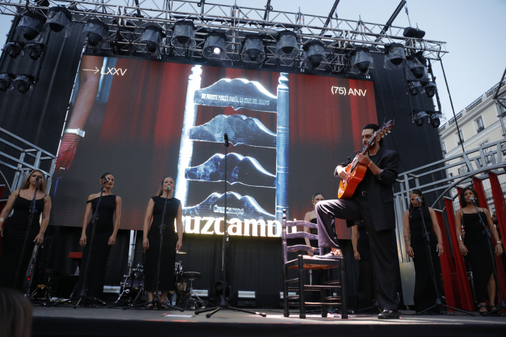 Judeline y Yerai sobre el escenario de la plaza Mayor de Madrid.