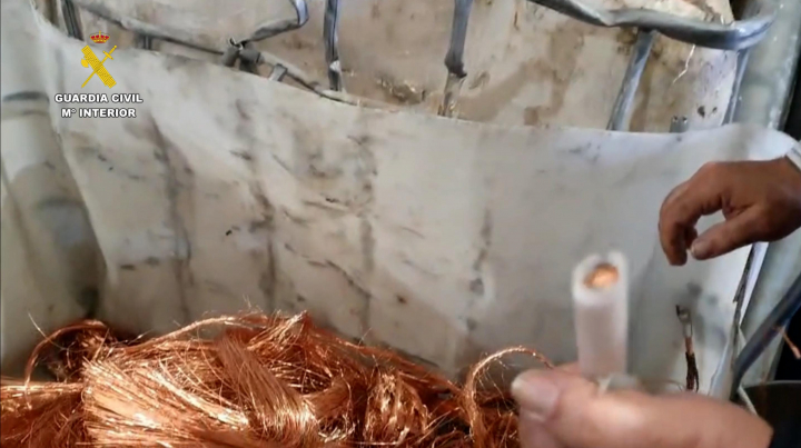 Cableado de cobre hallado en uno de los registros practicados durante la detención de dos personas como supuestos autores del robo en las líneas del AVE Madrid-Sevilla, a la altura de Toledo, el pasado 4 de mayo de 2025.