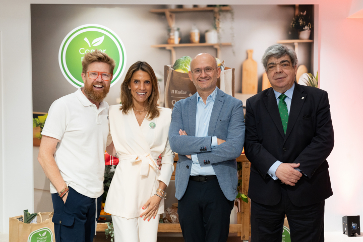 De izquierda a derecha: Daniel del Toro, cocinero y comunicador gastronómico; Pilar Hermida, directora de comunicación de Grupo Dia; José Miguel Herrero Velasco, Director General de Alimentación del Ministerio de Agricultura; y Javier Aranceta, presidente de la Sociedad Española de Nutrición Comunitaria (SENC).