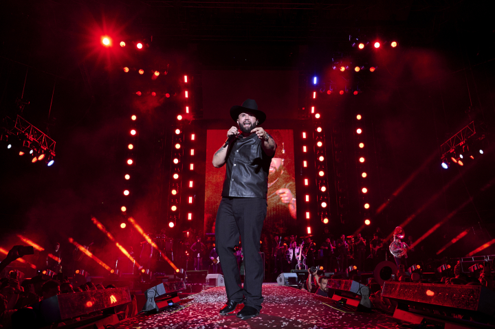 Carín León en el Movistar Arena.