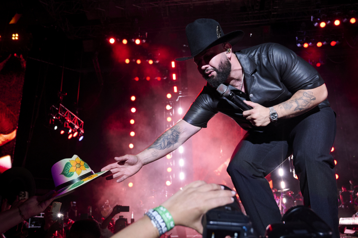 Carín León en el Movistar Arena.