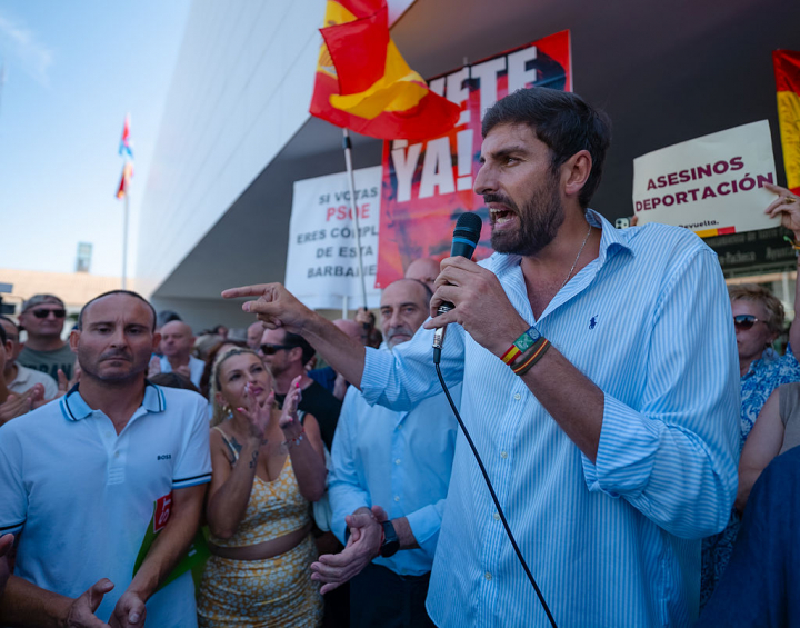 El presidente de VOX en Murcia, José Ángel Antelo, ha acudido a Torre Pacheco para continuar con su discurso antiimigración.